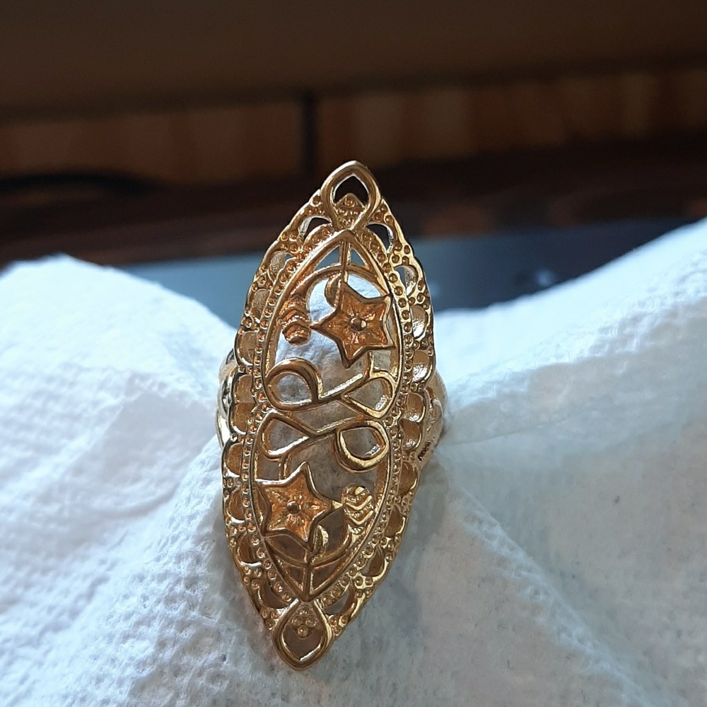 Size 7 gold tone ring 1.5 long 1 inch wide